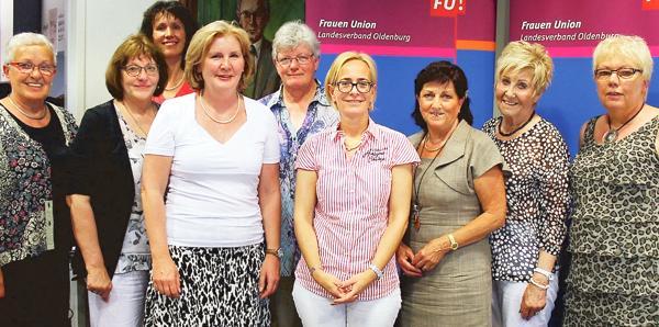 Ein eingespieltes Team: Der neue Vorstand der Frauen-Union (Landesverband Oldenburg) gratulierte seiner Vorsitzenden Marlies Hukelmann (Mitte) zur Wiederwahl. Ein eingespieltes Team: Der neue Vorstand der Frauen-Union (Landesverband Oldenburg) gratulierte seiner Vorsitzenden Marlies Hukelmann (Mitte) zur Wiederwahl.