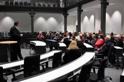 bergangs-Plenarsaal im ehemaligen Gebude einer Eisenwarenhandlung