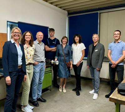 BerufsStarter_BesuchMdBWulf_OBSWiefelstede
Corinna Martens, Nico Hintz (Ausbildungsleitung Wieland Maschinenbau), MdB Mareike Wulf, Winfried Krger (Geschftsfhrung kvhs Ammerland gGmbH), Jutta Klages (Schulleiterin der Oberschule Wiefelstede), Dirk Weier (Projektmanagement kvhs Ammerland gGmbH), Ilka Studnik, Ralf Brumund (sozialpdagogische Berufsstartbegleitung kvhs Ammerland gGmbH
