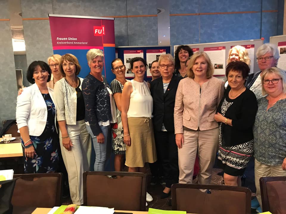 2. v.r., Vorsitzende Marlies Hukelmann, 6. v.r. Corinna Martens und 3. v.l. Barbara Woltmann